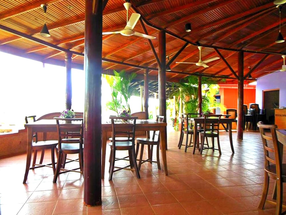 Фото Layathraa Lake View Resort