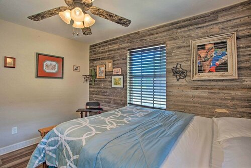 Гостиница Spacious Ranch Home in Historic Waxahachie! в Уаксахачи