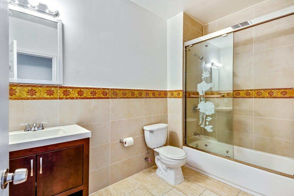 Фото Bright, Spacious in a Great Location!