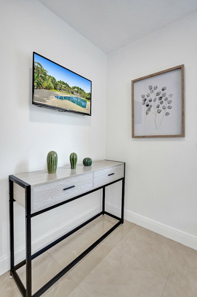 Фото Casa Lago Waterfront Home & Pool Near Hard Rock Casino