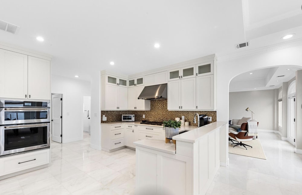 Фото Monmouth Beach 4br Villa on the Water