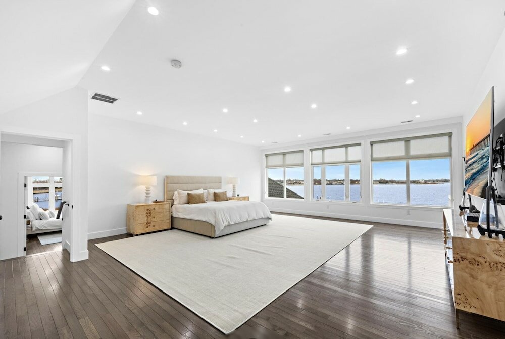 Фото Monmouth Beach 4br Villa on the Water