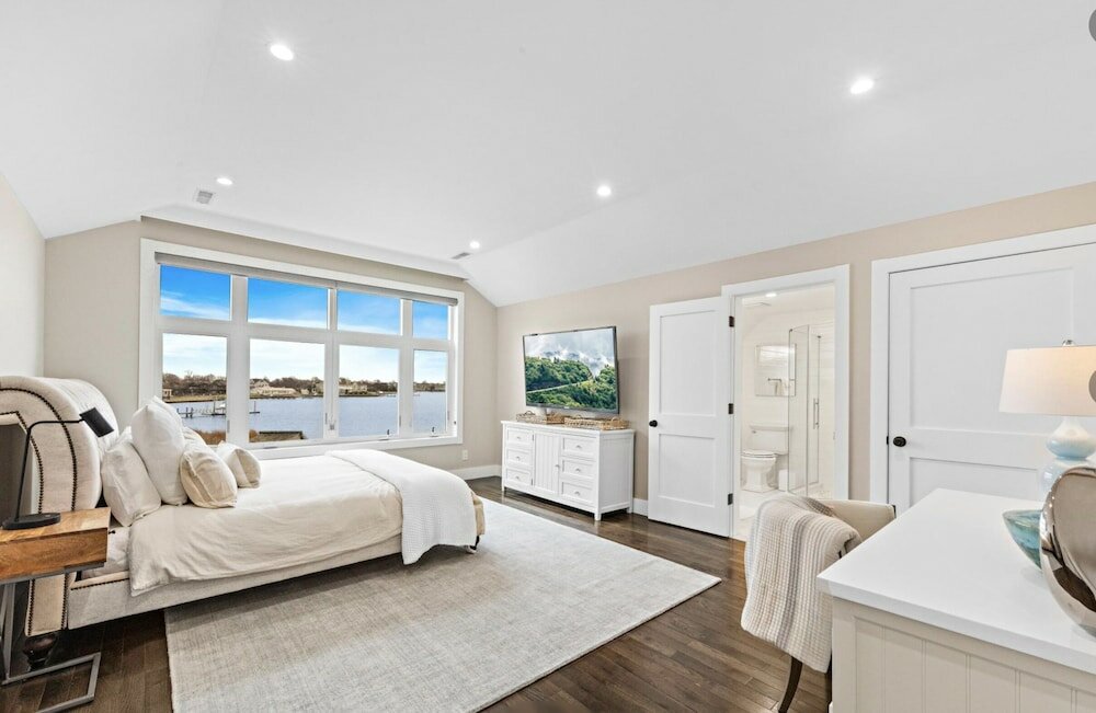 Фото Monmouth Beach 4br Villa on the Water