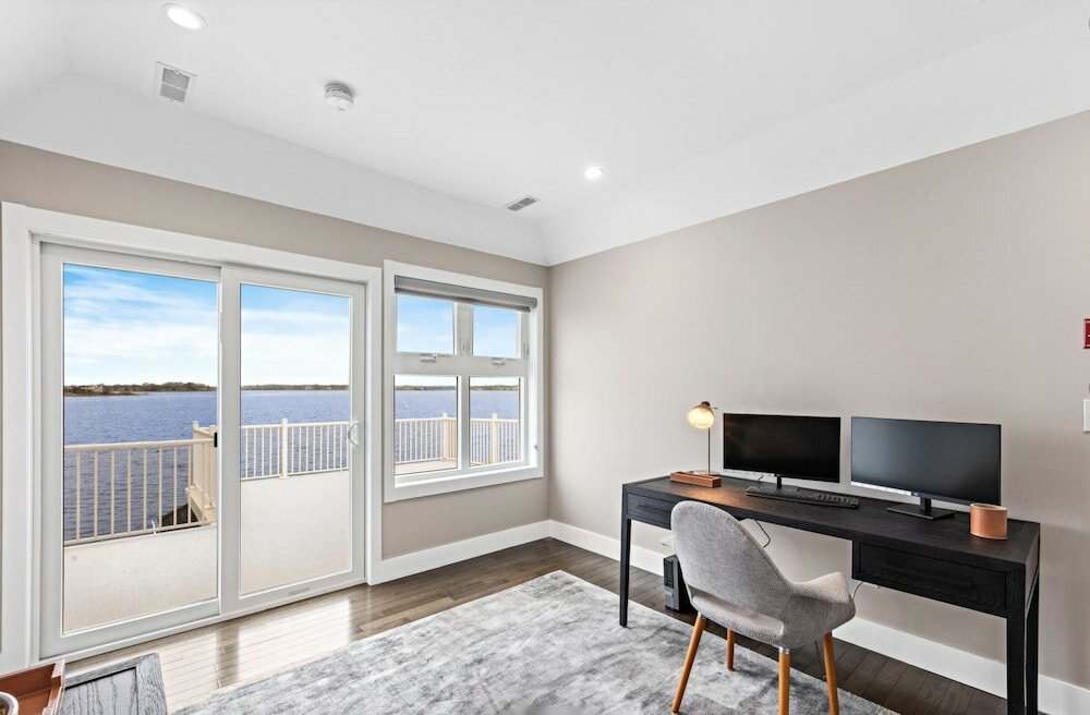 Фото Monmouth Beach 4br Villa on the Water