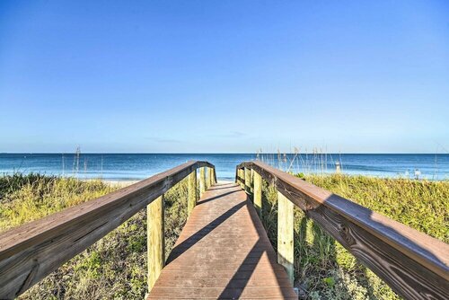 Гостиница Bright Gulf Coast Escape - 8 Mi to Johns Pass!
