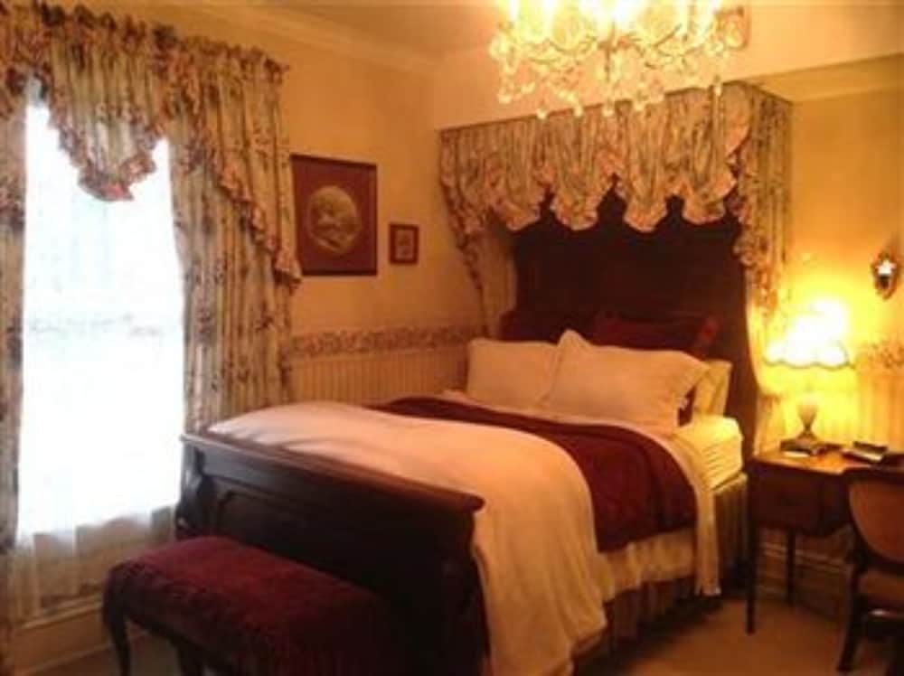 Фото Brass Pineapple Inn