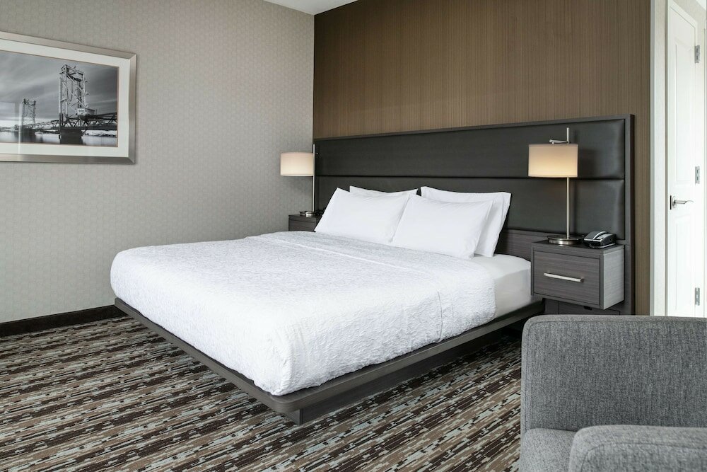 Фото Hampton Inn & Suites Portsmouth Downtown