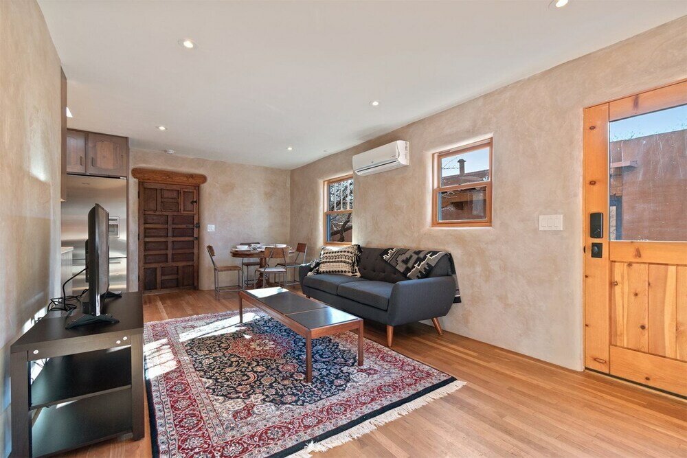 Фото Apricot - Light-filled Modern Update to Historic Home, Walk to The Plaza and Canyon Rd