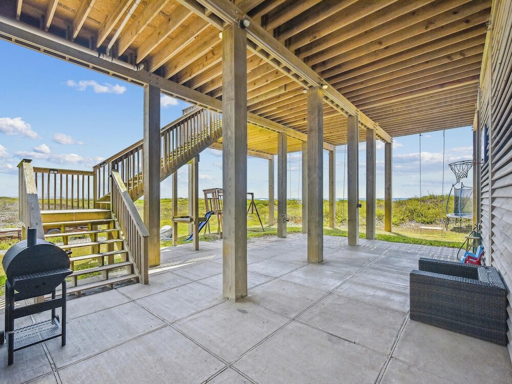 Фото Sand and Sun Beachfront