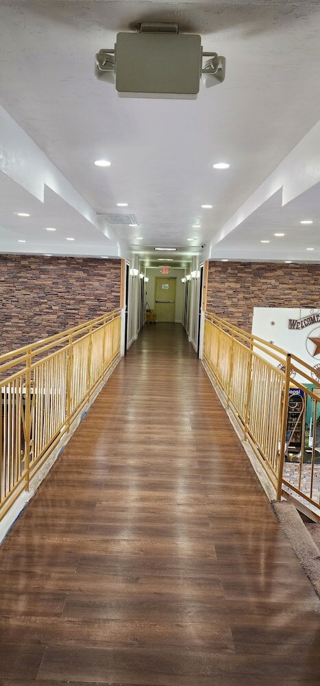 Фото B&j Hotel and Apartment