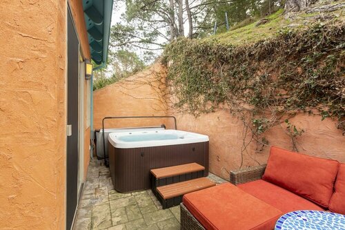 Гостиница Marbella Lane Tuscan Villa with Hot Tub в Пасифике