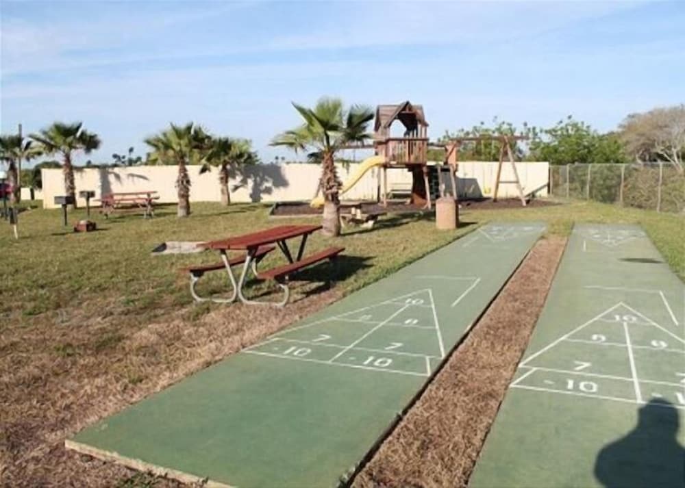 Фото Sleeps 6, Ocean View Condo, 4 Heated Pools - Summerhouse 232