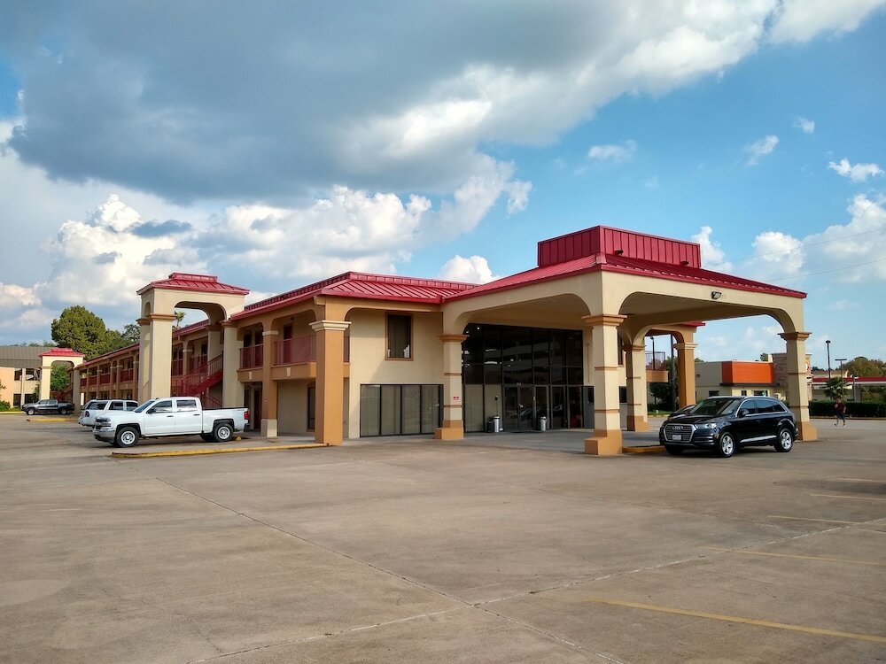 Фото Econo Lodge Inn & Suites West - Energy Corridor