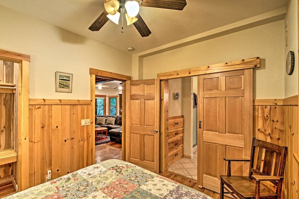 Фото Cabin + Studio: 5 Mi to Mt Rainier Nat'l Park