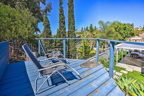 Гостиница Sunny Orange County Abode w Fire Pit & Backyard! в Лейк Форест