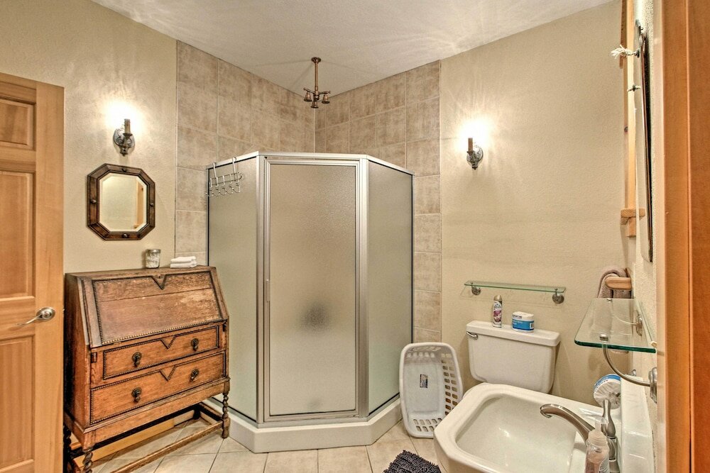 Фото Cabin + Studio: 5 Mi to Mt Rainier Nat'l Park