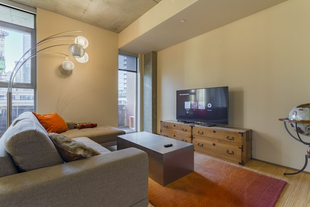 Фото Domicile Suites at Mark on 8th