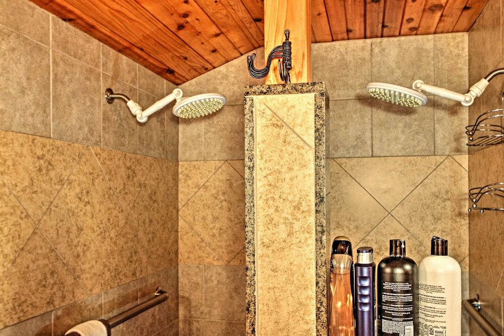 Фото Cabin + Studio: 5 Mi to Mt Rainier Nat'l Park