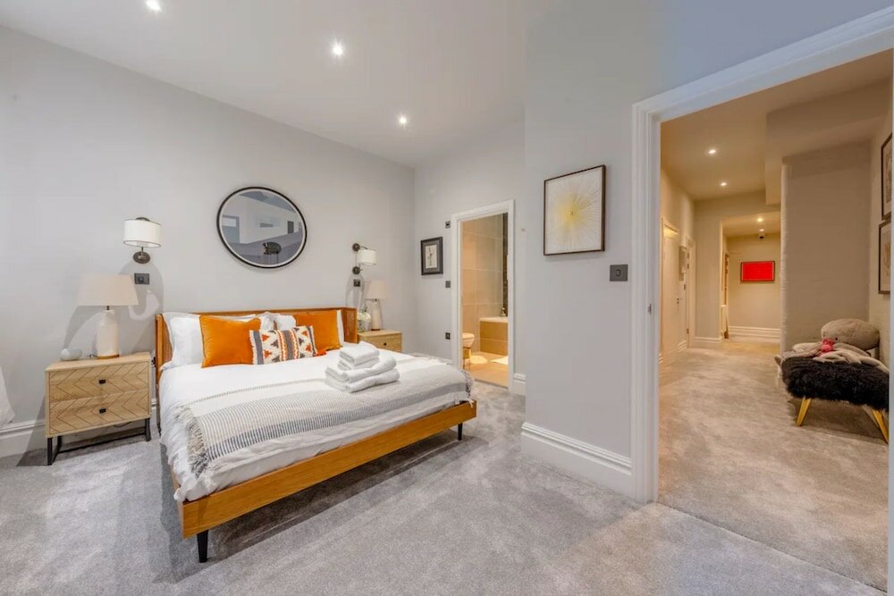 Фото Bright and Stylish 2 Bedroom Flat in Chiswick