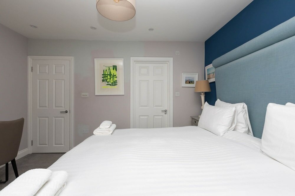 Фото Spacious 3 Bedroom in Notting Hill With Balcony