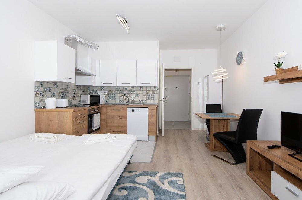 Фото WaterFront City Apartments by UrbanRent