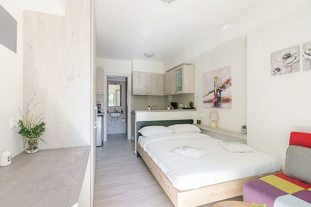 Фото Modern Athens Studio by Cloudkeys