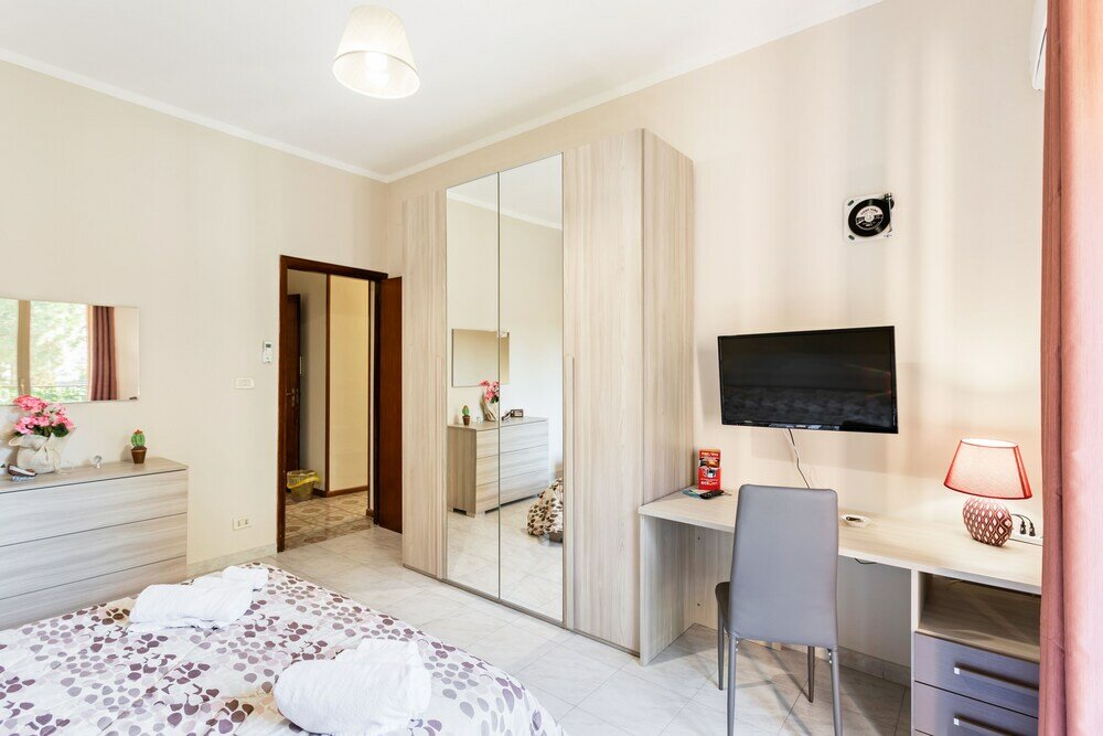 Фото Roomy And Bright Apartment With Balconies X6