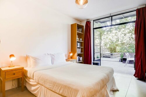 Гостиница Stylish, Bright Apartment w Private Garden в Лондоне