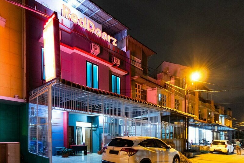 Гостиница RedDoorz @ Jalan Dr Mansyur Medan 2