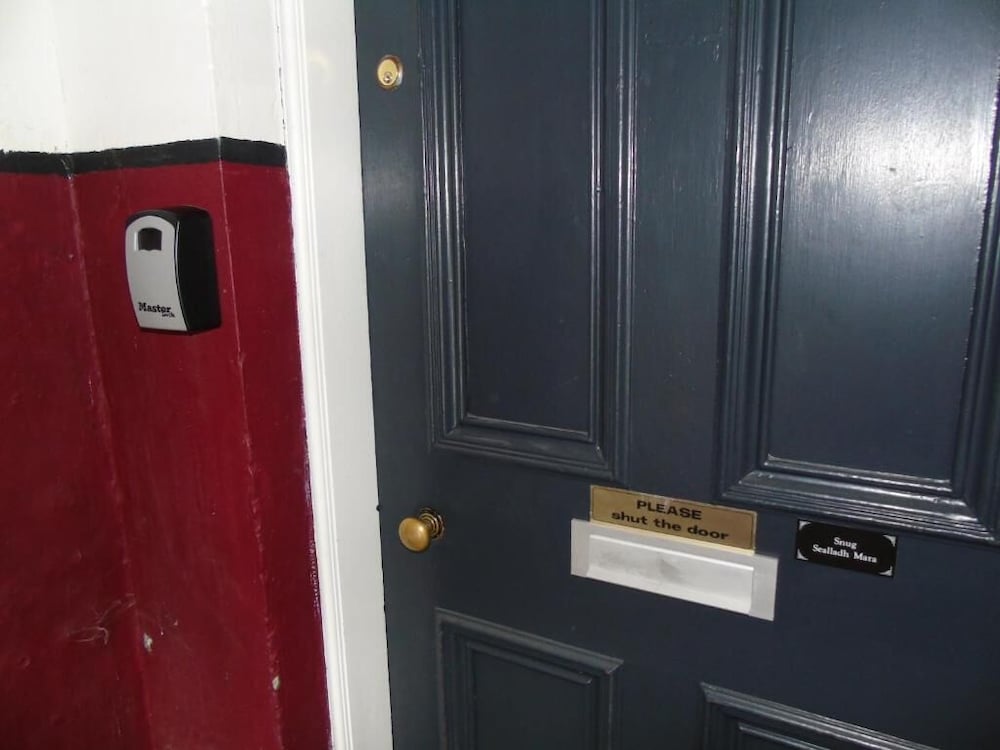 Фото Snug - Sealladh Mara Apartment