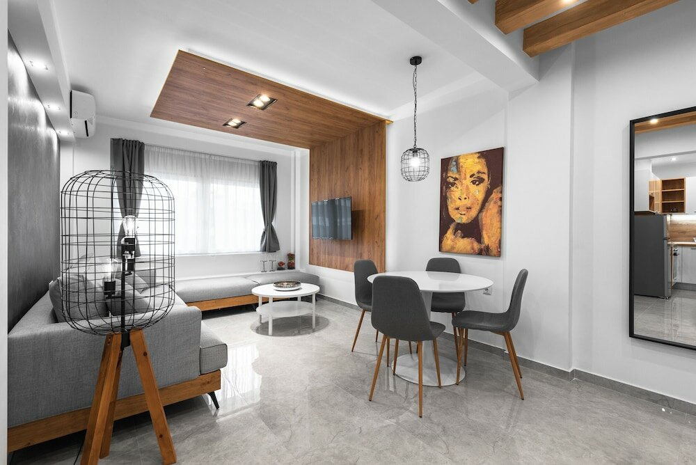 Фото White and Wood Nilie Hospitality Mgmt