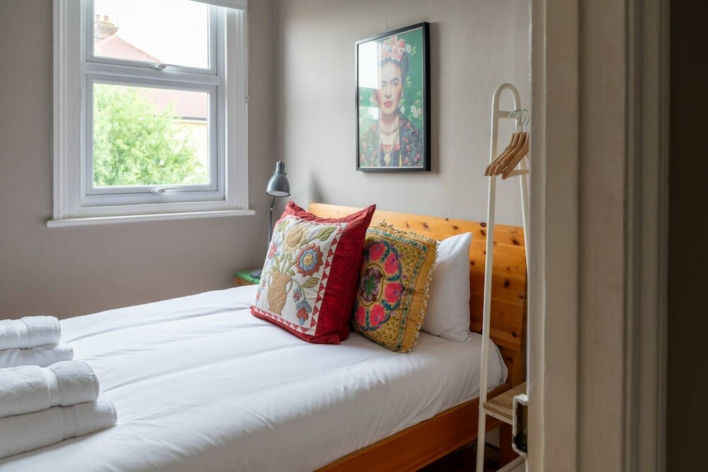 Фото Beautiful Three Bed Abode Near Dollis Hill