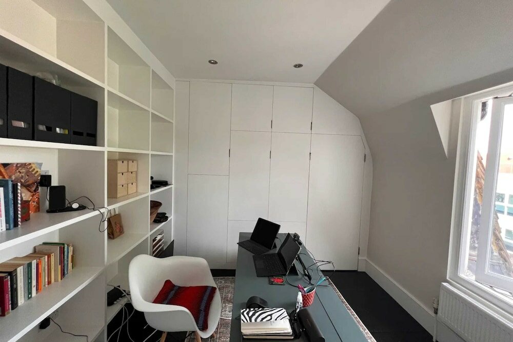 Фото Stylish 1 Bedroom Top Floor Apartment in Highgate