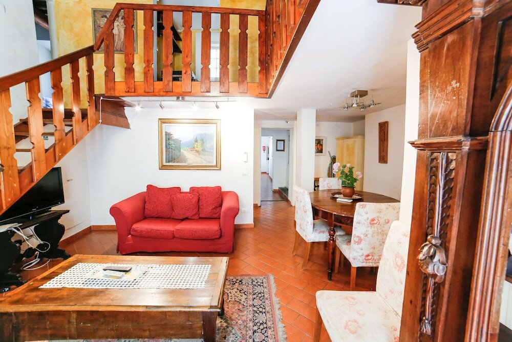 Фото Traditional apt Close to The Duomo - private yard!