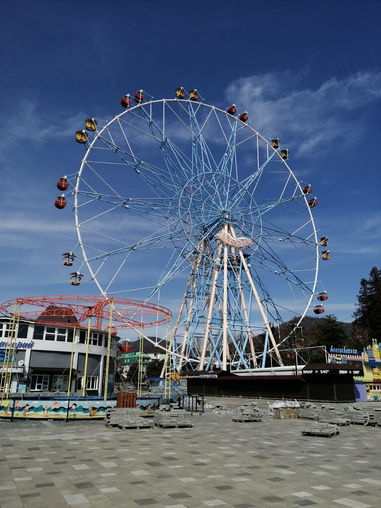 Amusement ride Lazarevskoekoleso, Sochi, photo