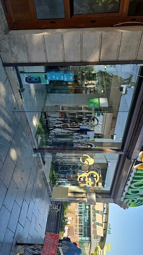 Еріндері мен кеуделері ісінген сексуалды милф