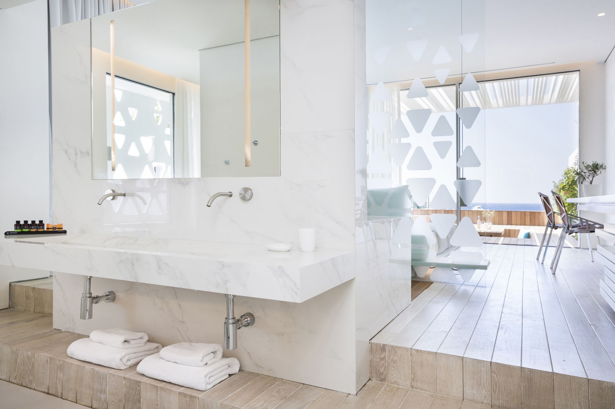 Фото Mykonos Dove Beachfront Hotel