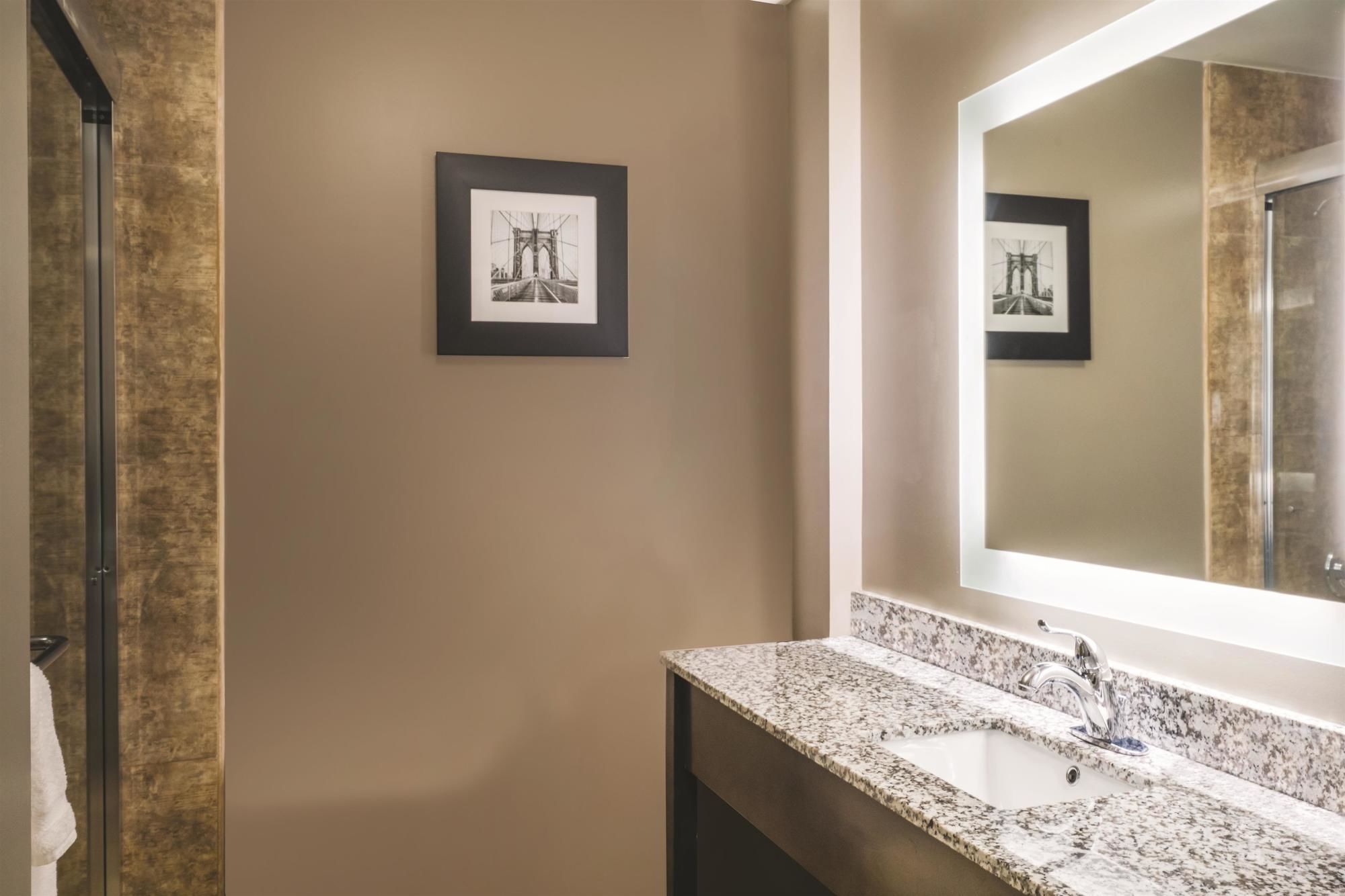 Фото La Quinta Inn & Suites by Wyndham Brooklyn Central