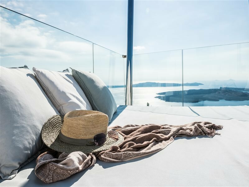 Фото On The Rocks Hotel