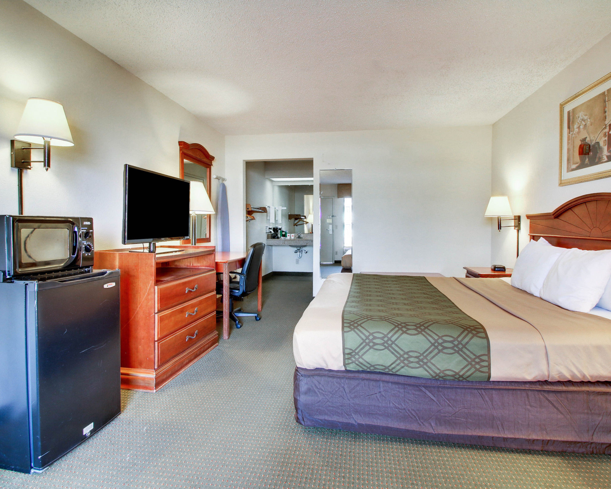 Фото Econo Lodge Inn & Suites