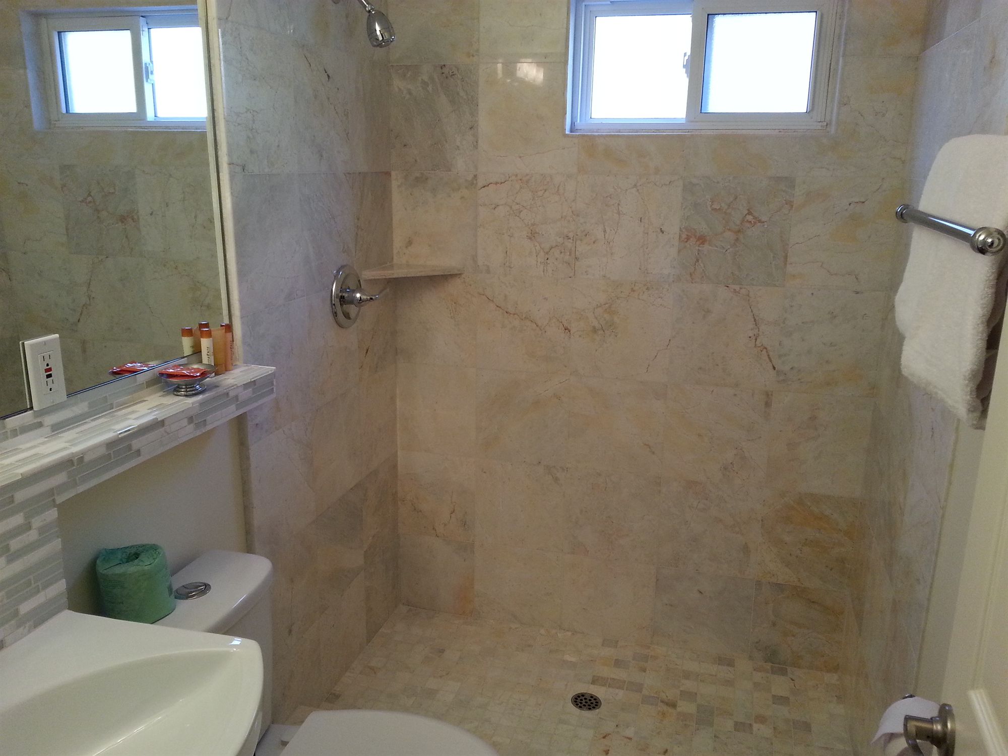 Фото Vendange Carmel Inn & Suites