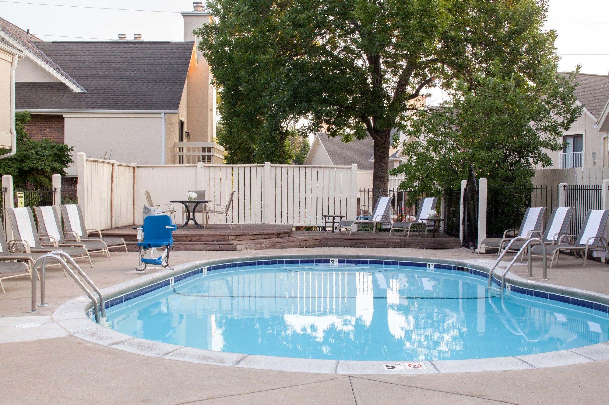 Фото Cloverleaf Suites Kansas City - Overland Park