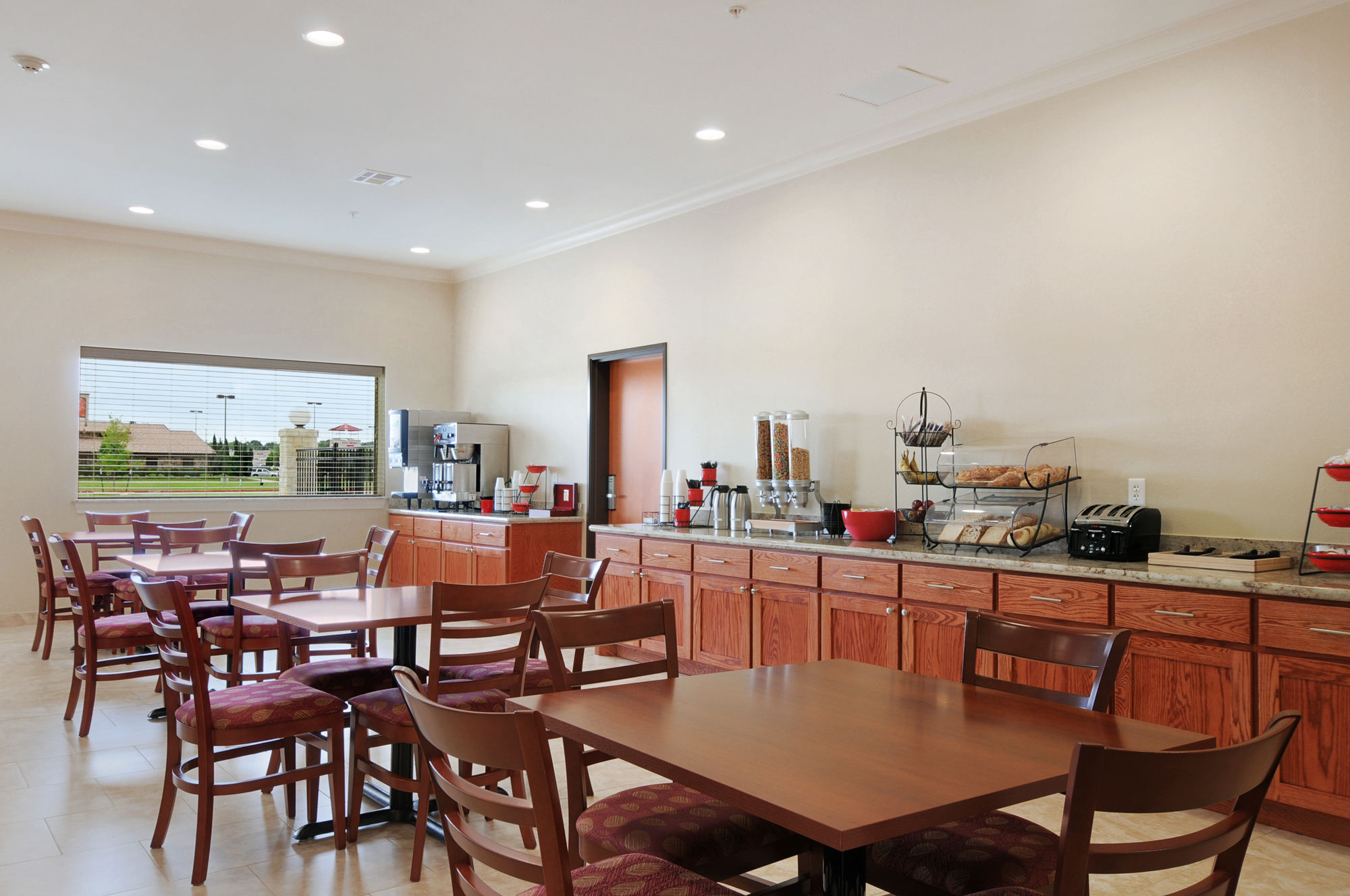 Фото Ramada by Wyndham College Station