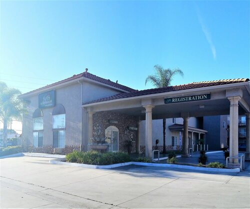 Гостиница Mid City Inn and Suites в Дауни
