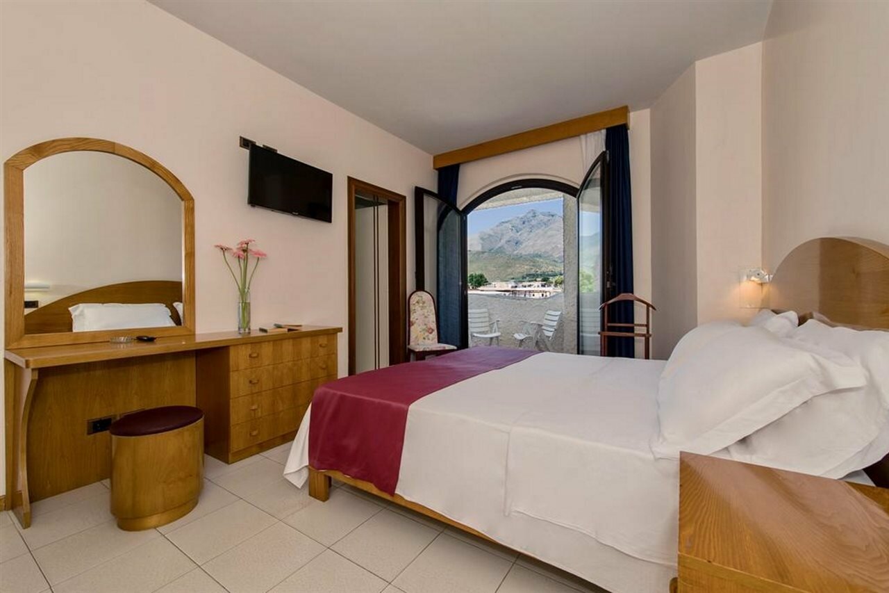 Фото Bajamar Beach Hotel