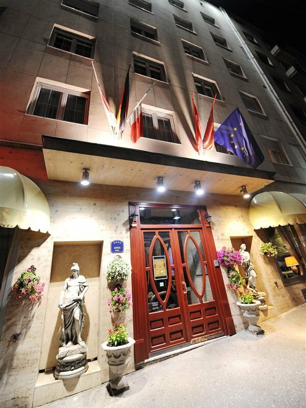 Фото Queen's Astoria Design Hotel