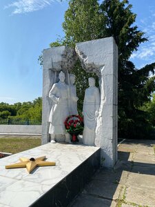 Павшим в Великой Отечественной (Saratov Region, Kalininskiy District, Akhtubinskoye munitsipalnoye obrazovaniye, selo Slavnovka, ulitsa Kirova) ، نصب تذكاري للحرب، مقبرة جماعية