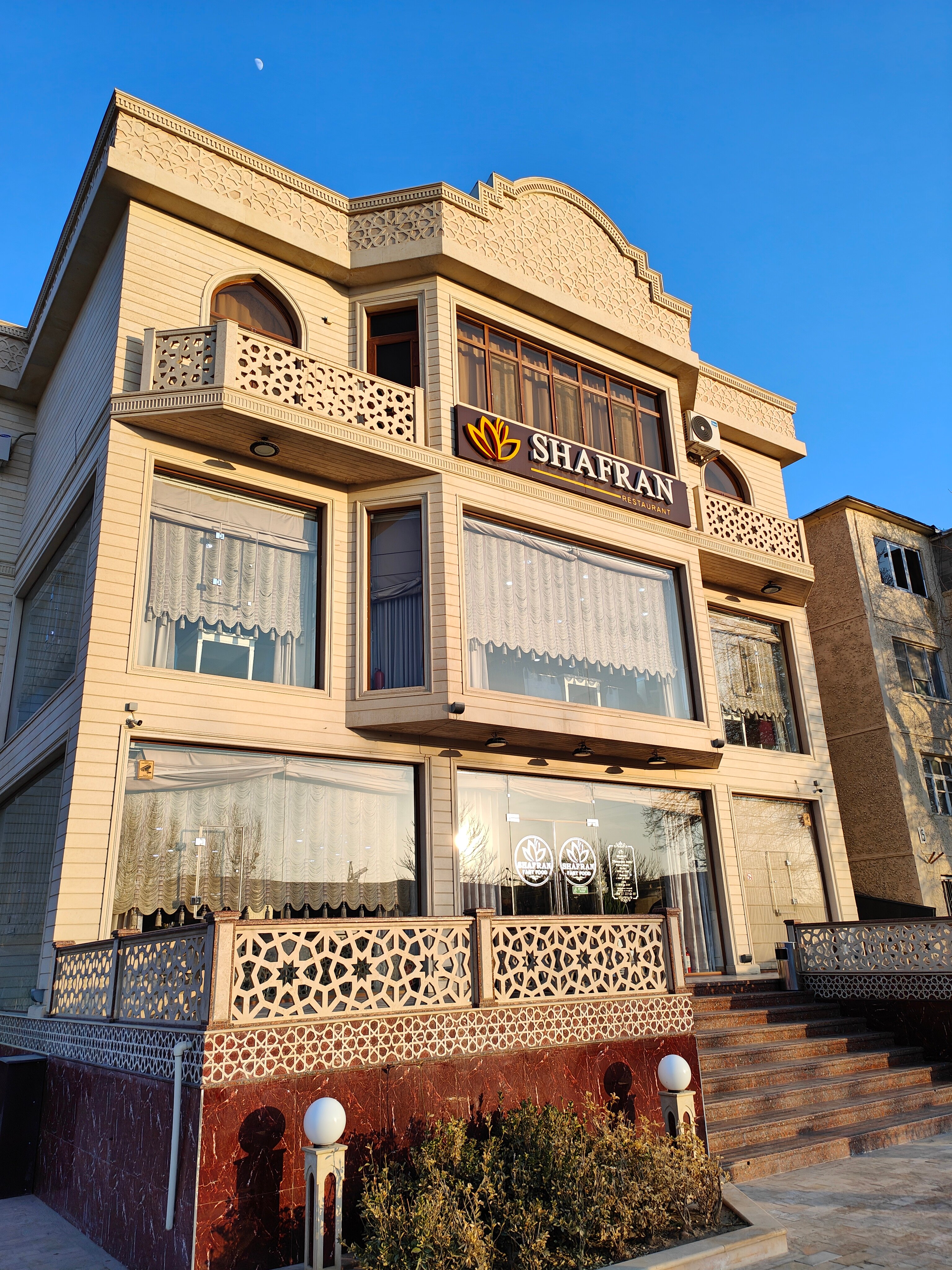 Шафран Буроуз жалаңаш