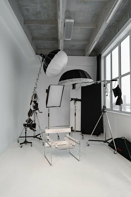 Ол үстелдің астынан бір ер адамға қарай жұлқиды