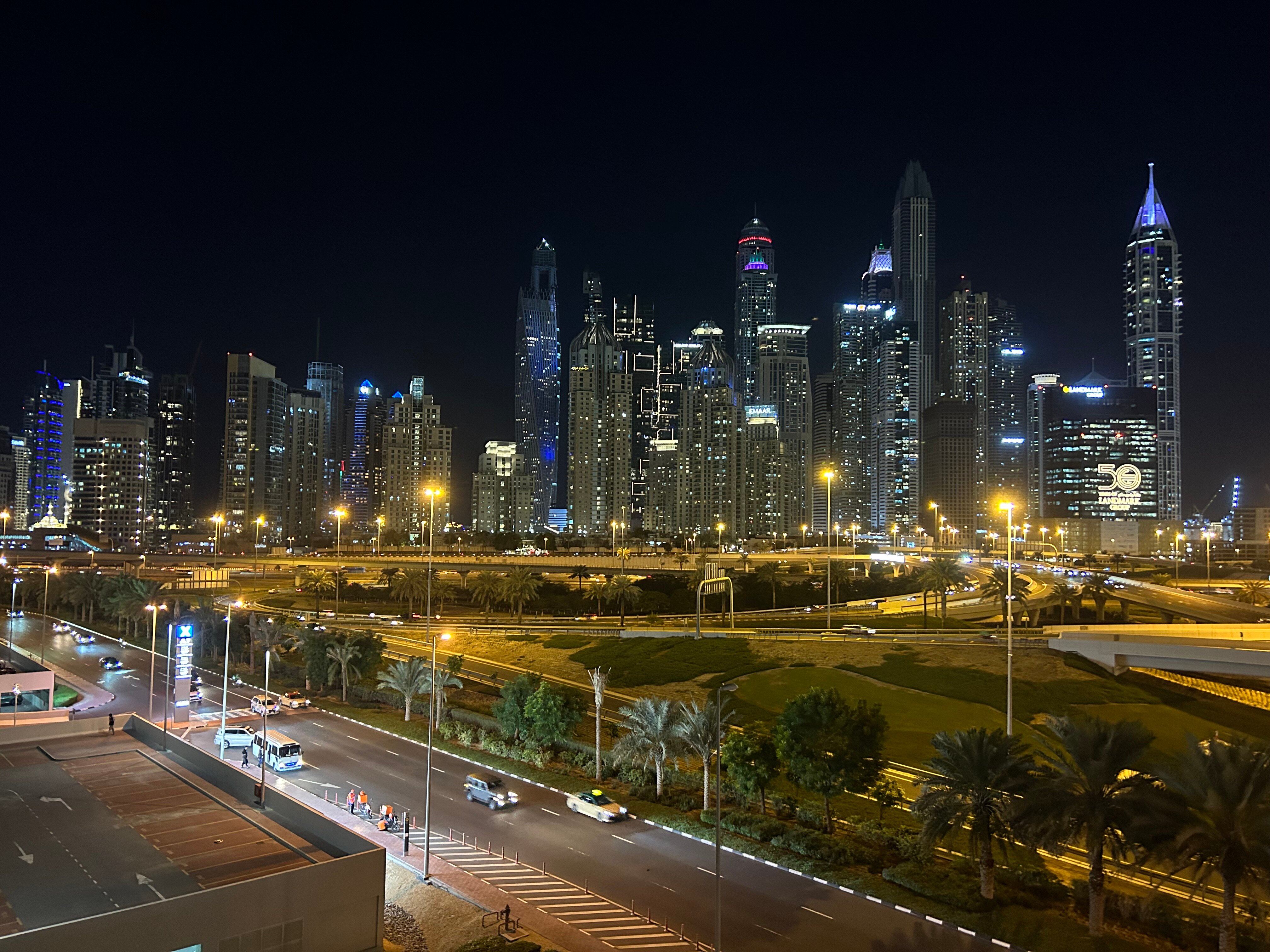 Фото Taj Jumeirah Lake Towers